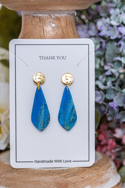 Azura kicsi csüngős fülbevaló többféle formában, márványos kék színben