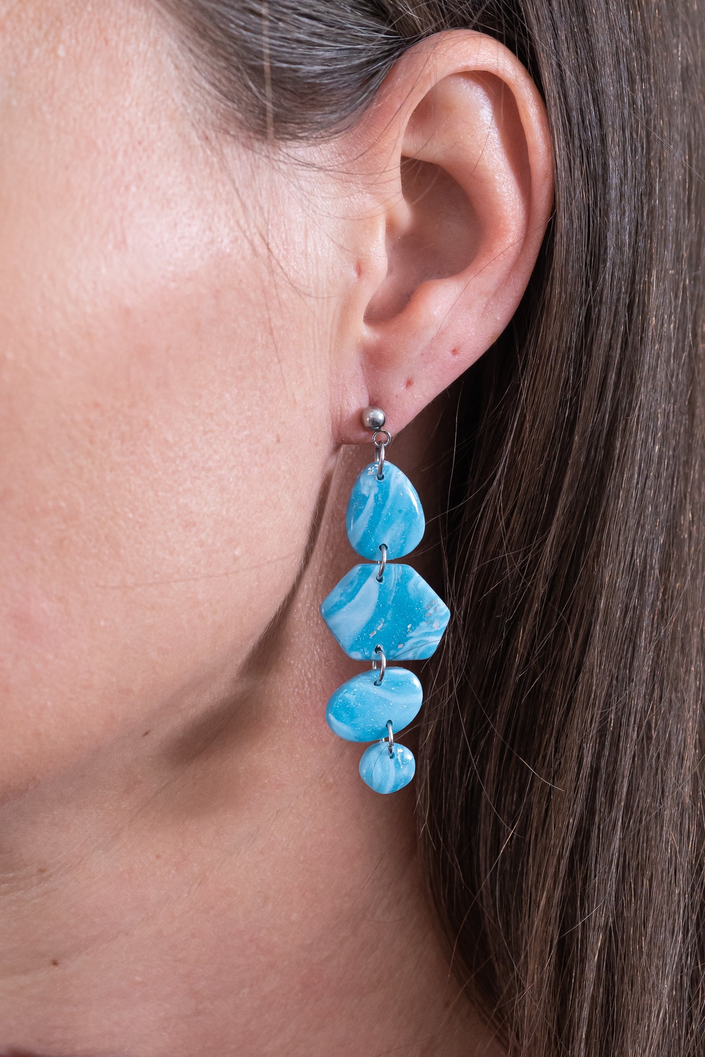 Azura nagyobb csüngős fülbevaló többféle formában, márványos kék színben