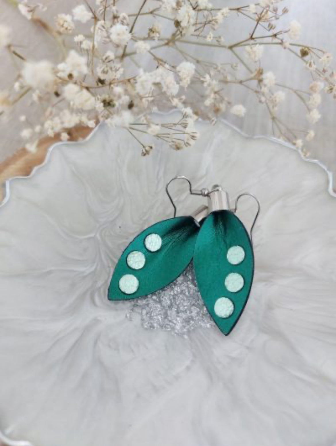 BORA FÜLBEVALÓ BŐR PÖTTYEL