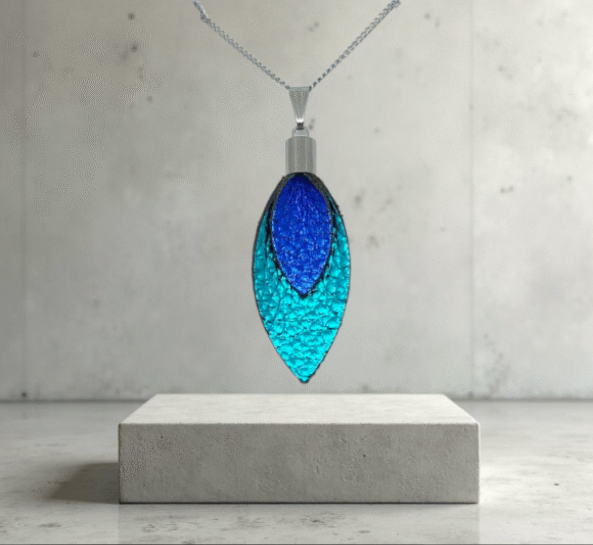 ORVOSI FÉM NYAKLÁNC, BŐR MEDÁLLAL