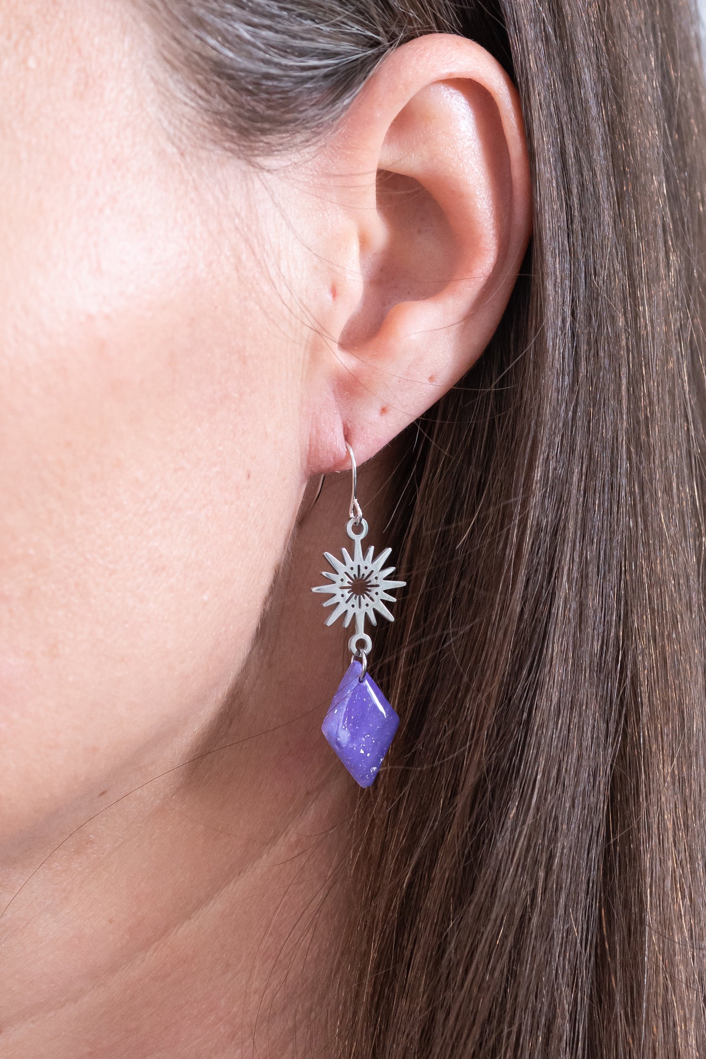 Violetta nagyobb csüngős fülbevaló többféle formában, márványos lila színben