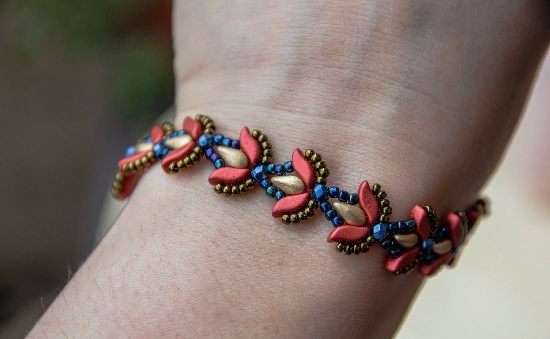 Elegáns tulipános karkötő