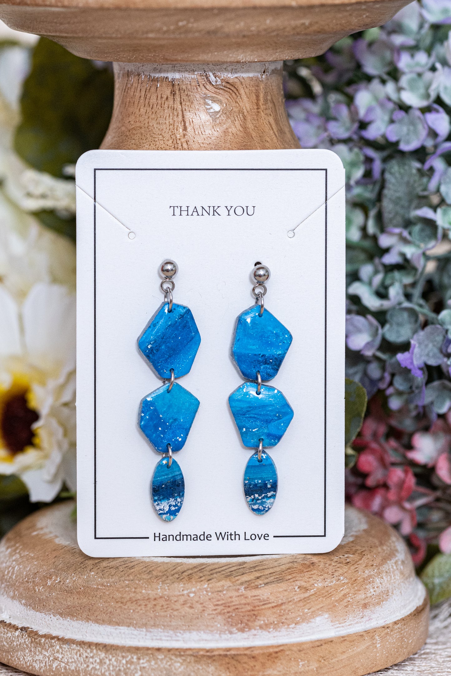 Azura nagyobb csüngős fülbevaló többféle formában, márványos kék színben