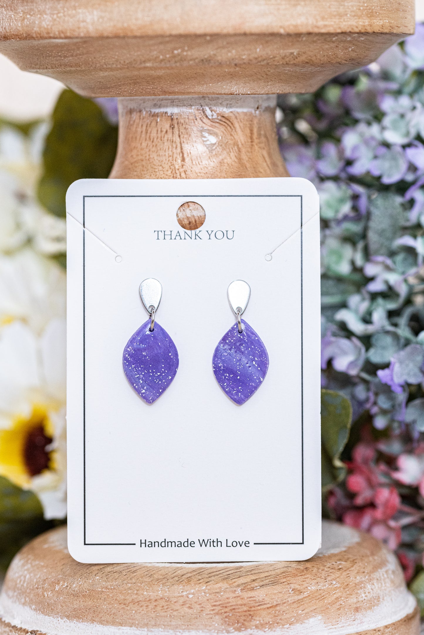 Violetta kicsi csüngős fülbevaló többféle formában, márványos lila színben