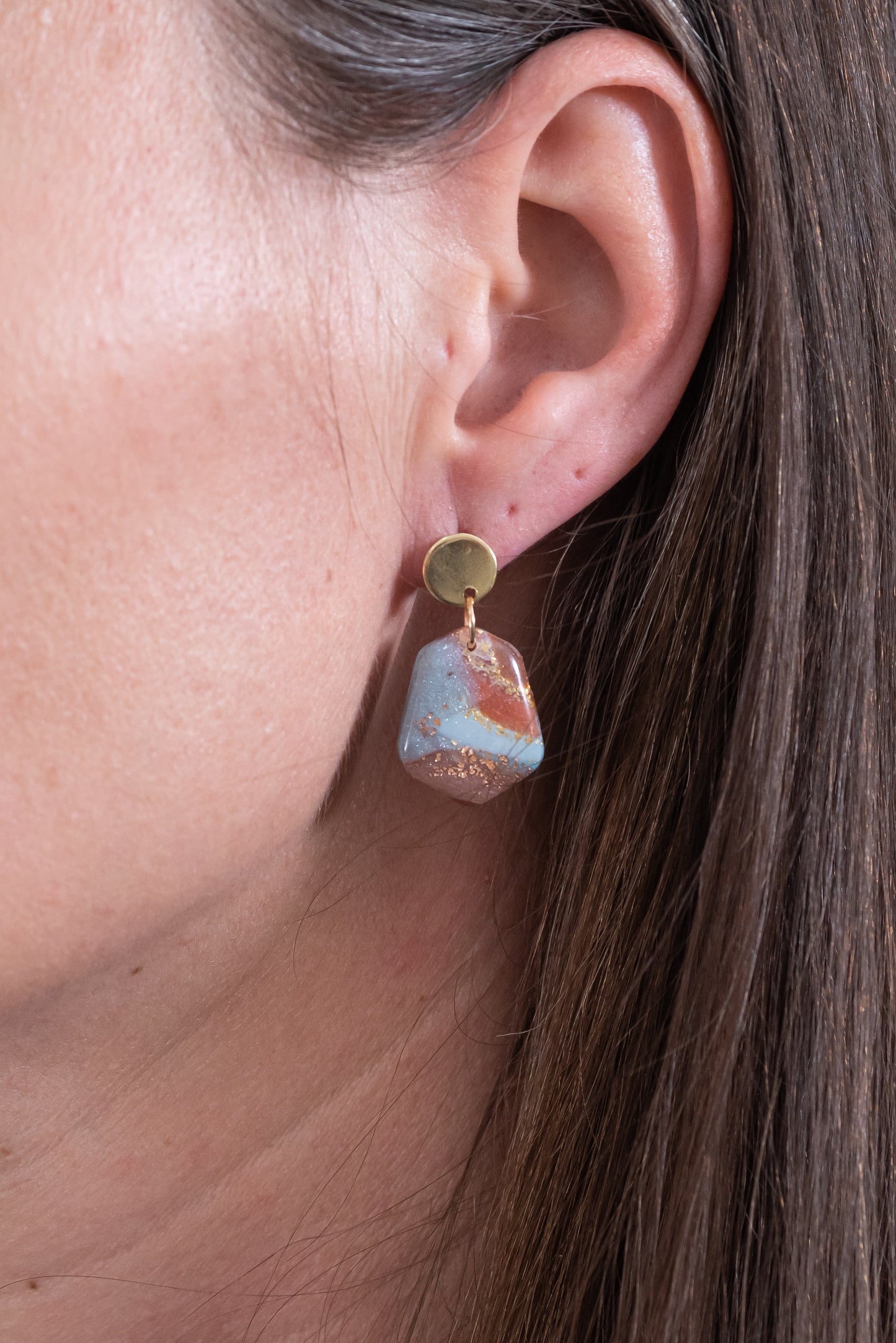 Terra Glow kicsi csüngős fülbevaló többféle formában, márványos színekben