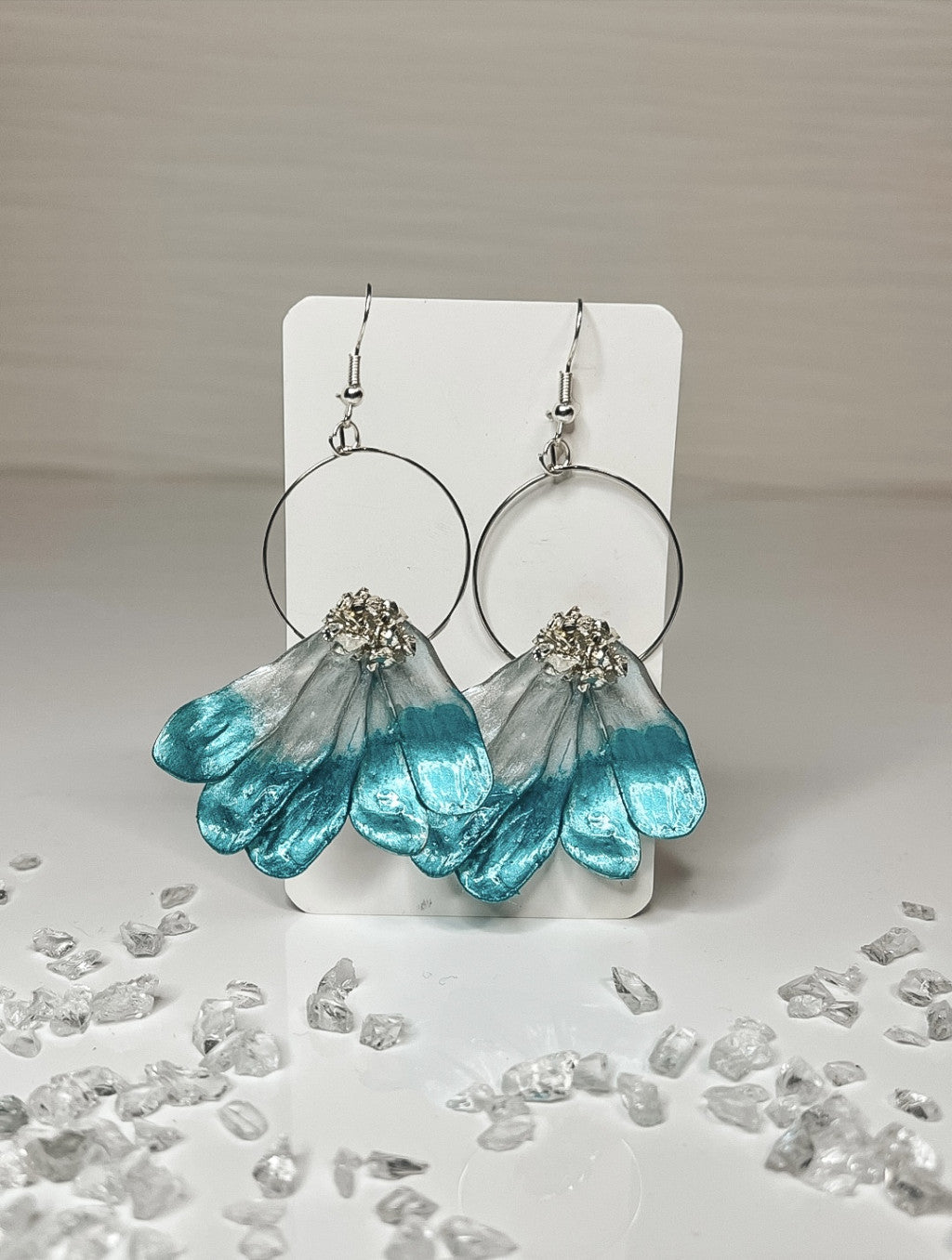 Virágszirmok fém karikán epoxi gyanta fülbevaló, több színben