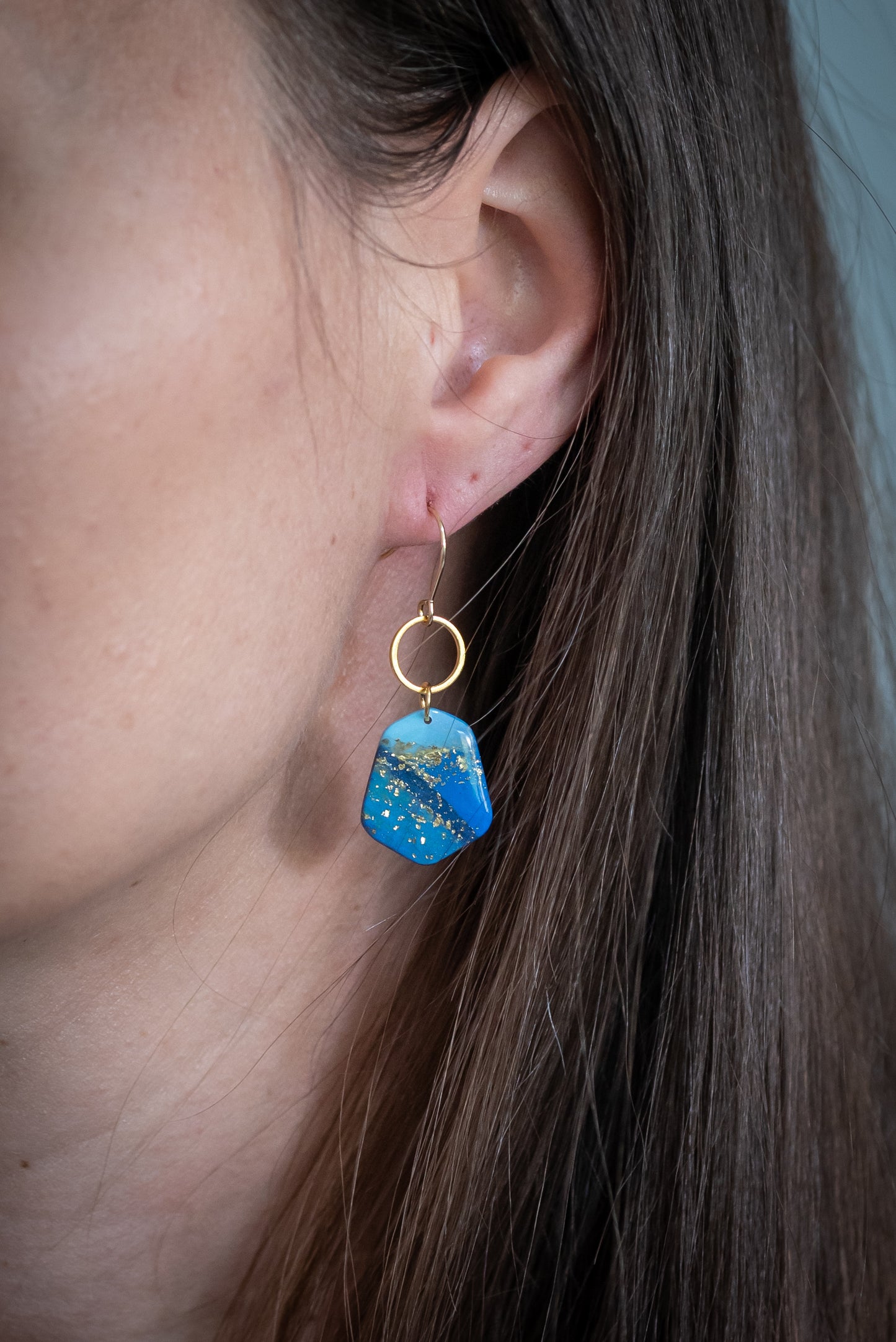 Azura nagyobb csüngős fülbevaló többféle formában, márványos kék színben