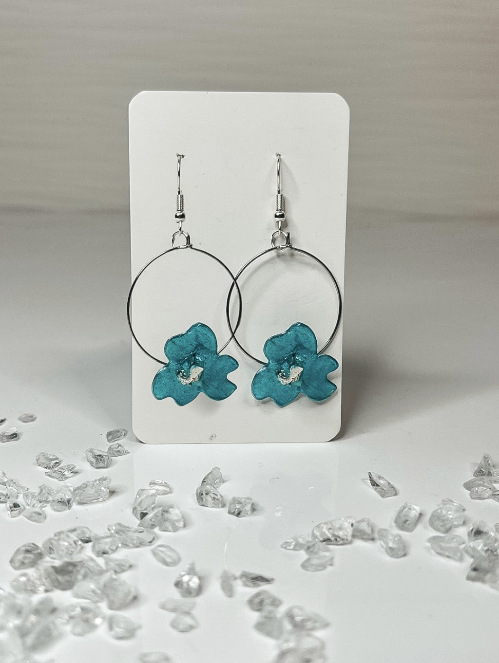 Virágos epoxi gyanta fülbevaló fém karikán, több színben