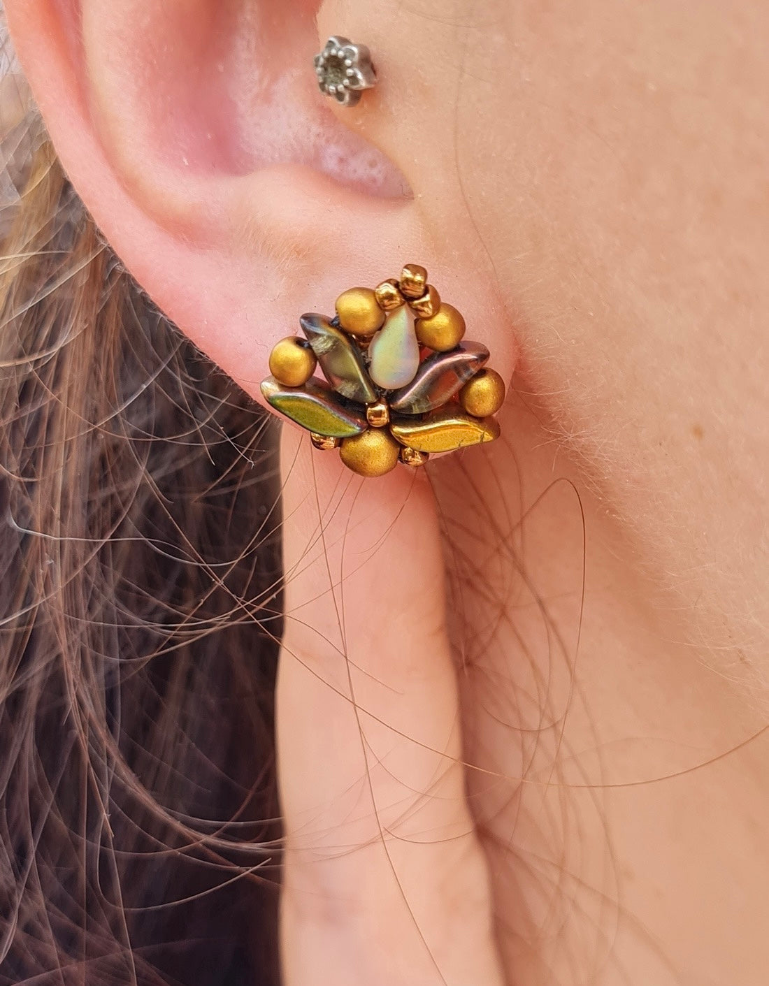 Bedugós matyórózsa stílusú fülbevaló több színben