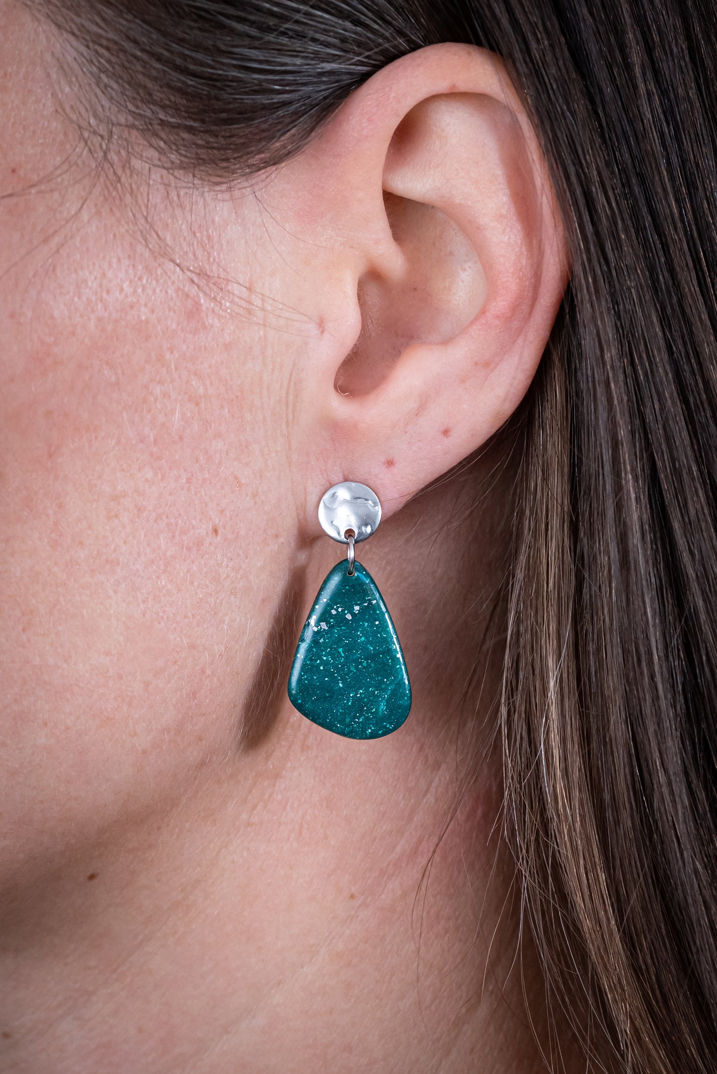 Emera kicsi csüngős fülbevaló többféle formában, márványos zöld színben