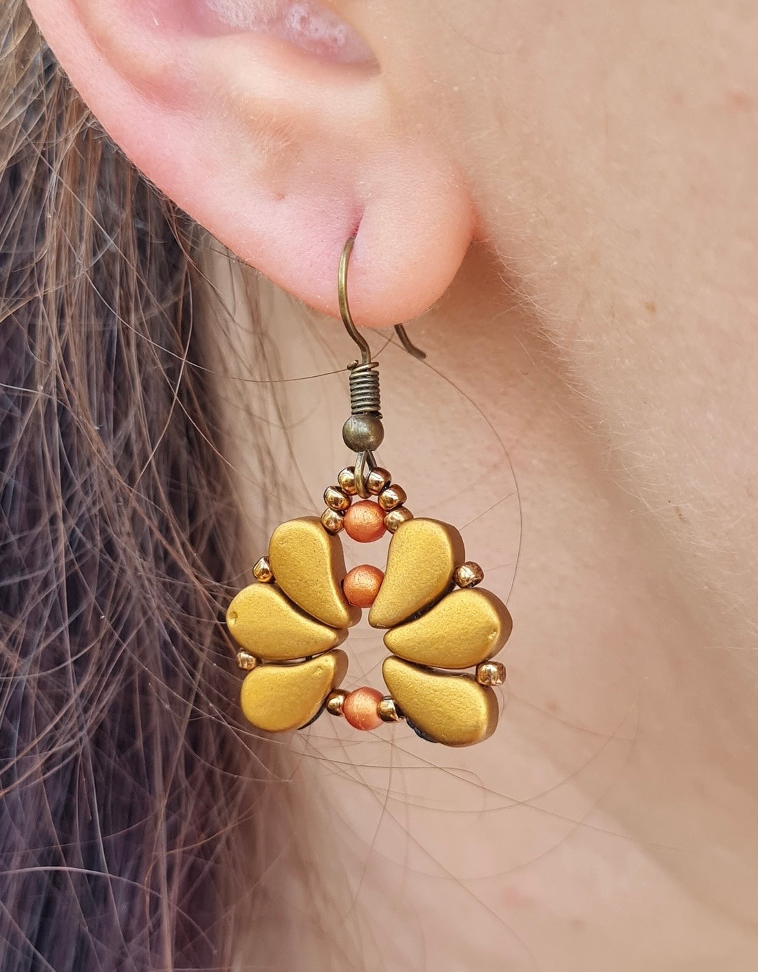 Matyórózsa stílusú fülbevaló több színben