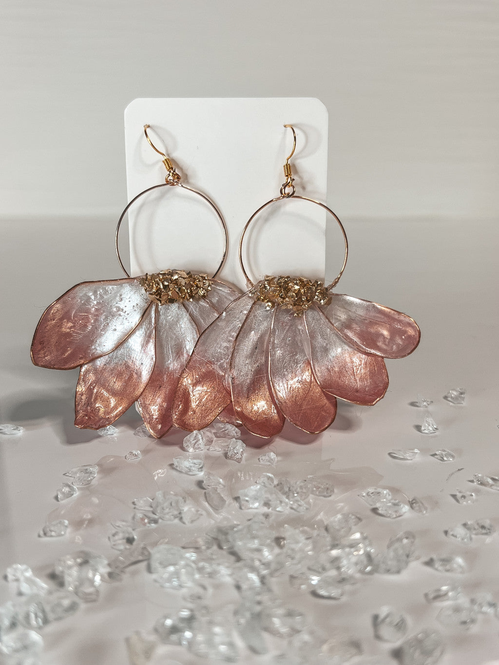 Virágszirmok fém karikán epoxi gyanta fülbevaló, több színben