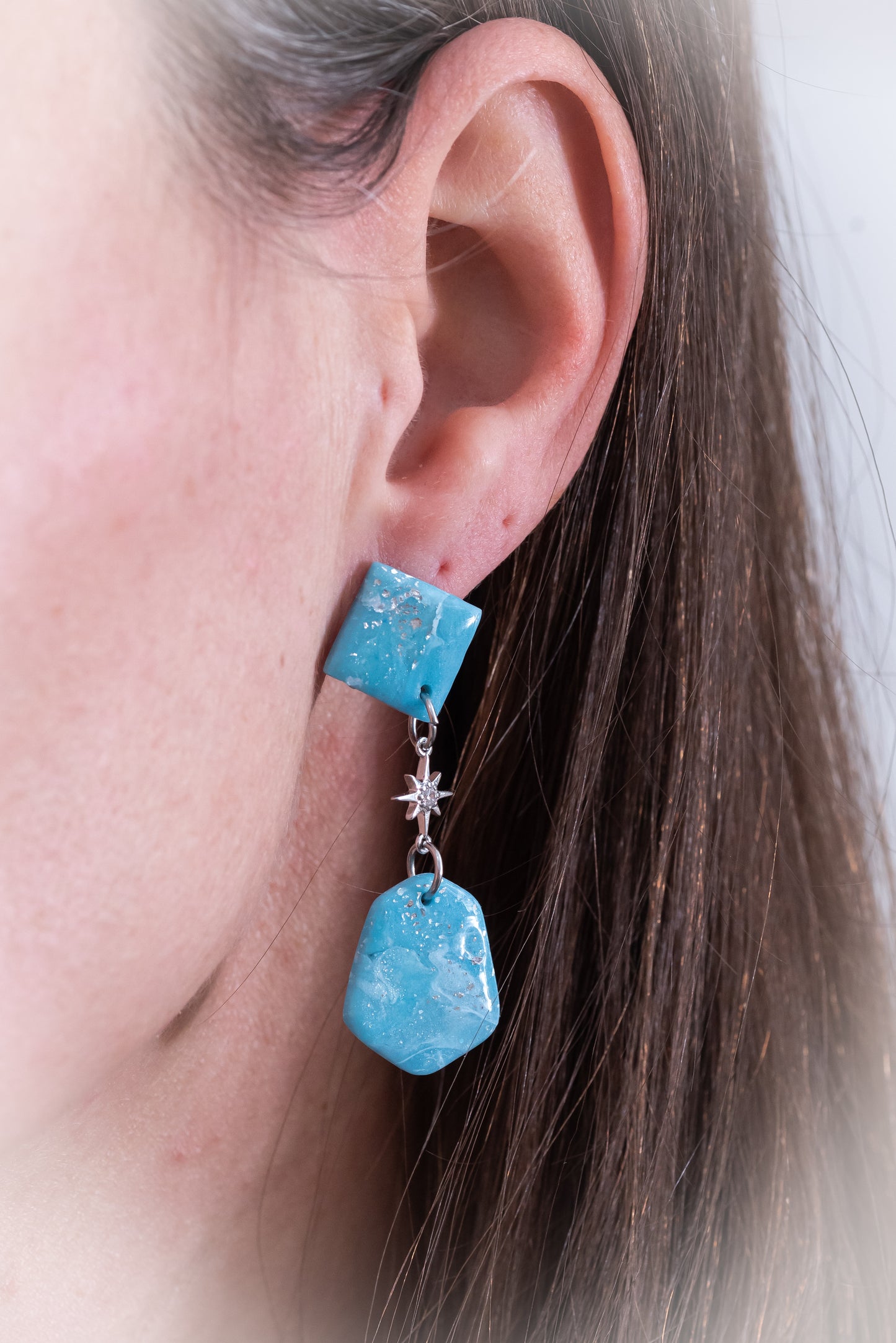 Winter Glow nagyobb csüngős fülbevaló világoskék márványos színben, több formában