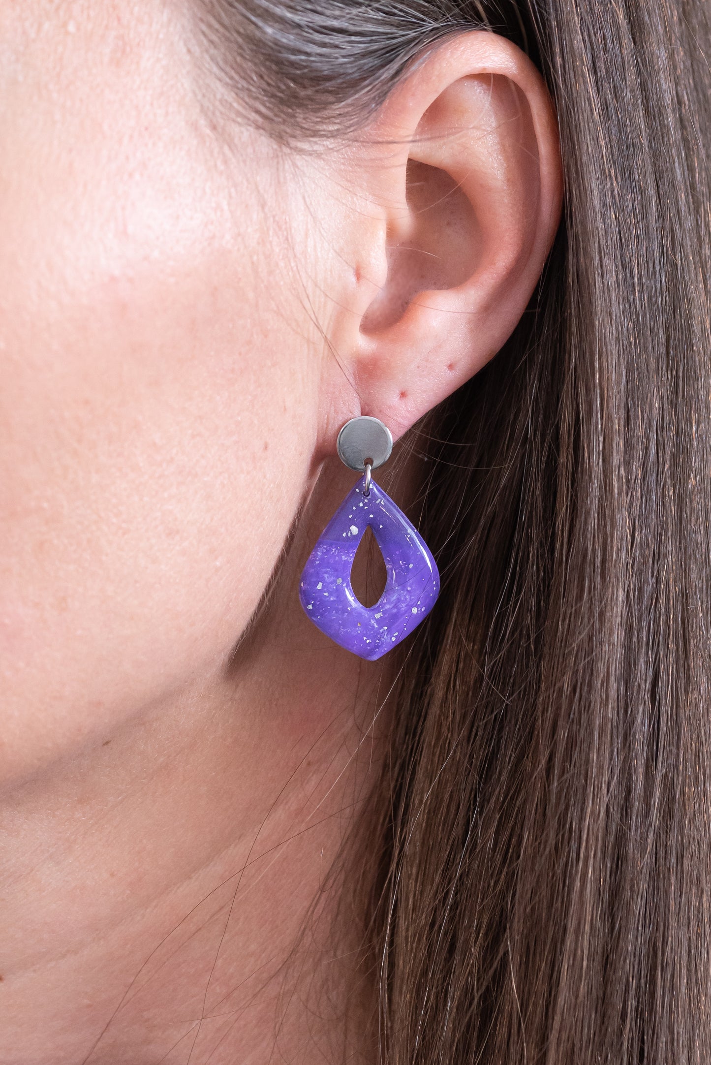Violetta nagyobb csüngős fülbevaló többféle formában, márványos lila színben