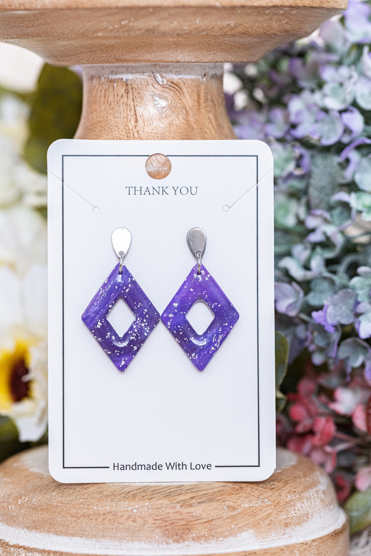 Violetta kicsi csüngős fülbevaló többféle formában, márványos lila színben