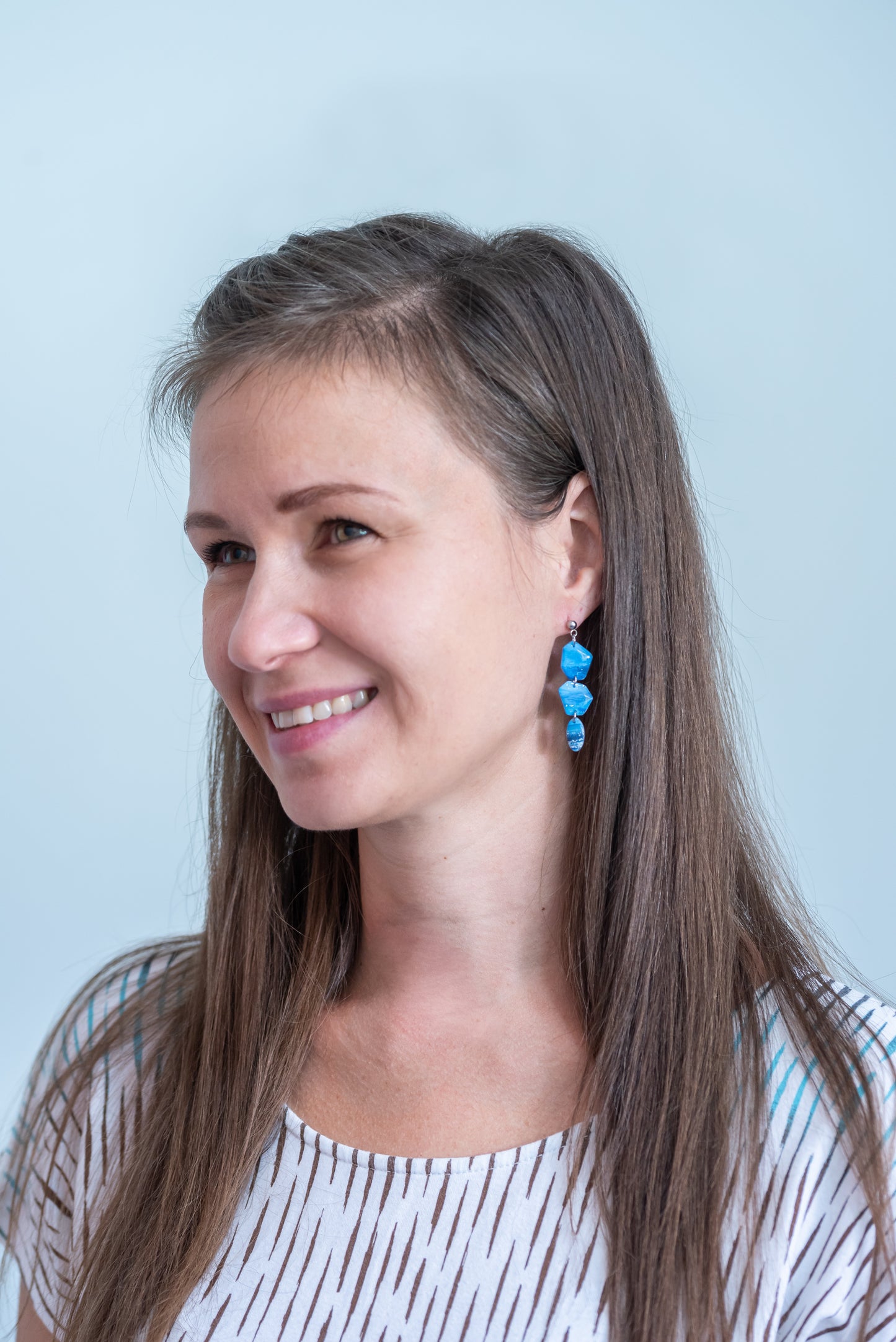 Azura nagyobb csüngős fülbevaló többféle formában, márványos kék színben