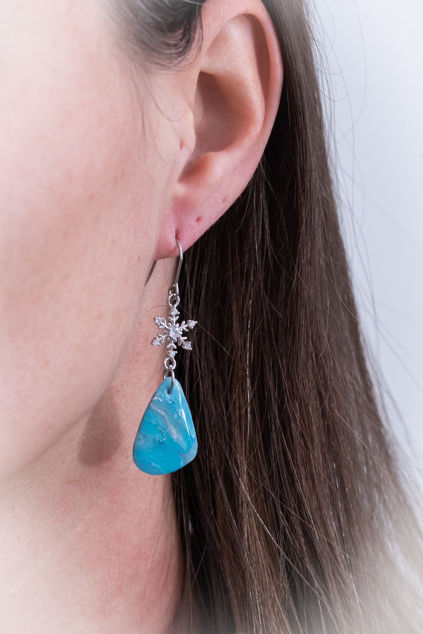 Winter Glow nagyobb csüngős fülbevaló világoskék márványos színben, több formában