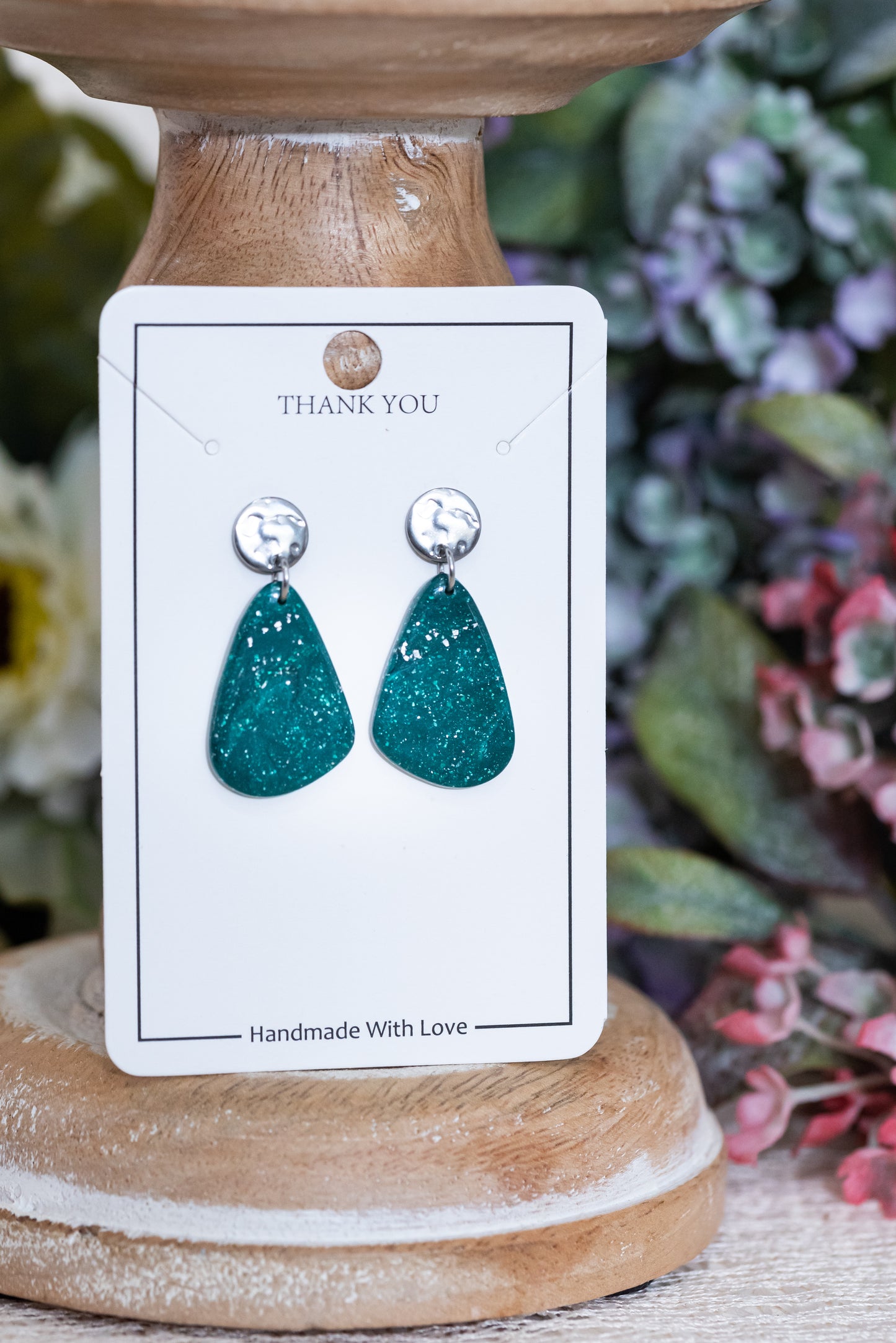 Emera kicsi csüngős fülbevaló többféle formában, márványos zöld színben