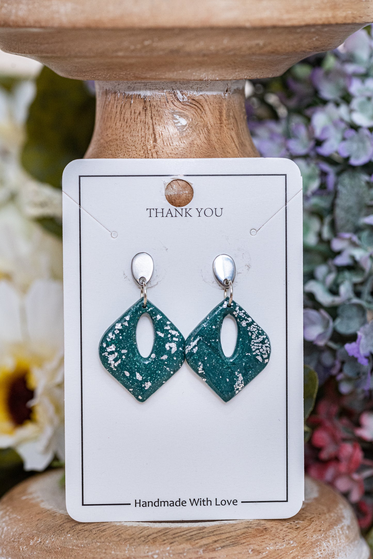 Emera kicsi csüngős fülbevaló többféle formában, márványos zöld színben