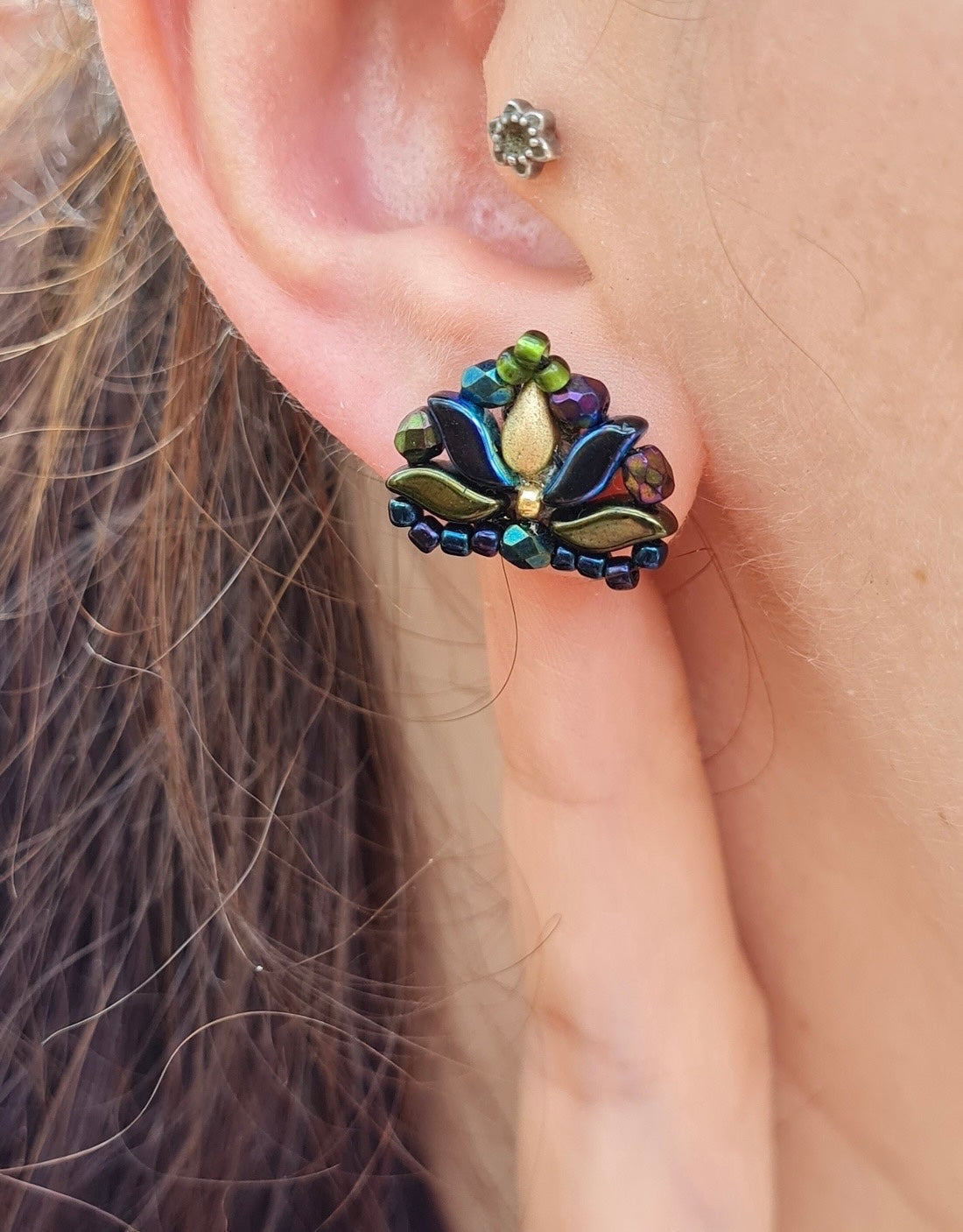 Bedugós matyórózsa stílusú fülbevaló több színben