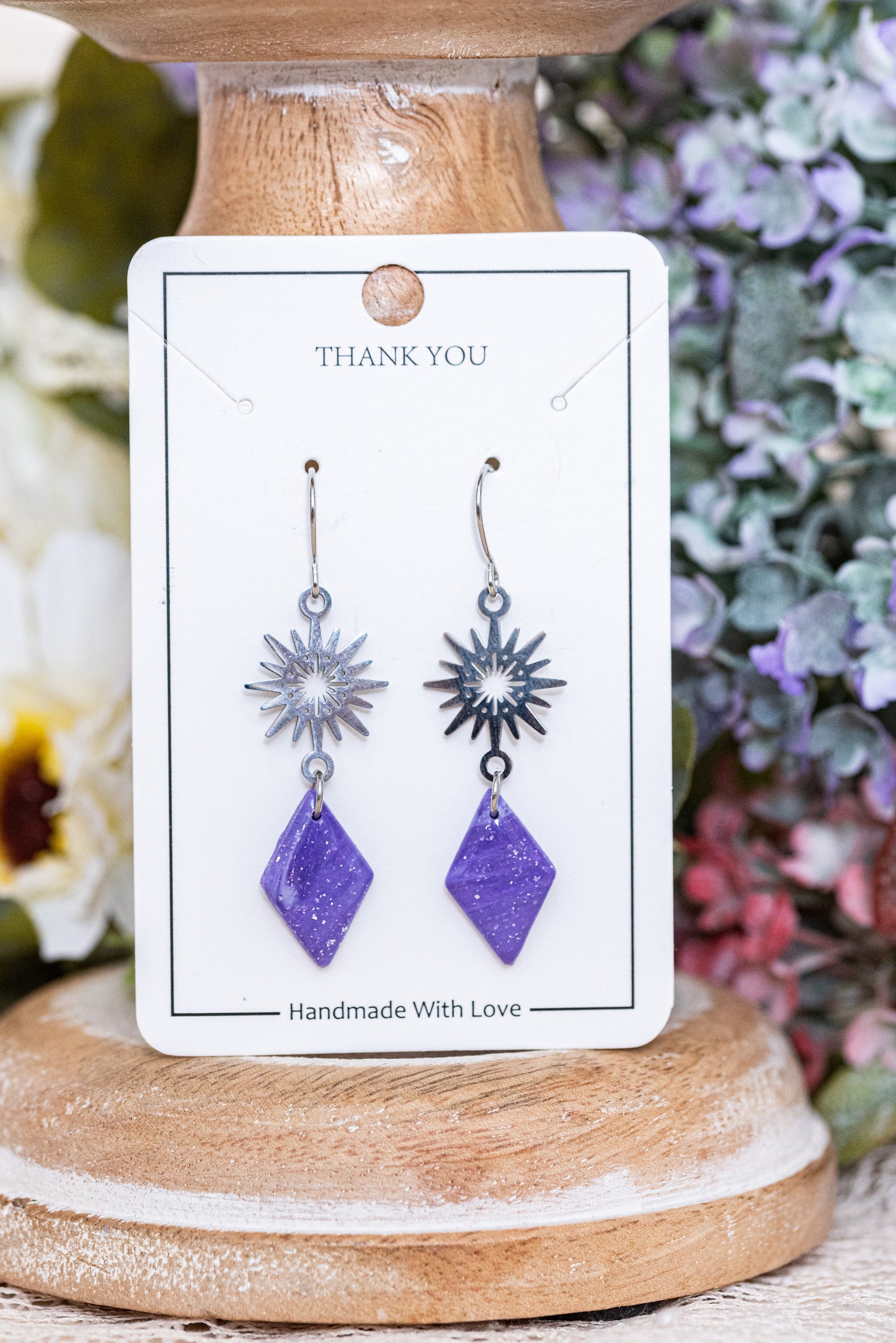 Violetta nagyobb csüngős fülbevaló többféle formában, márványos lila színben