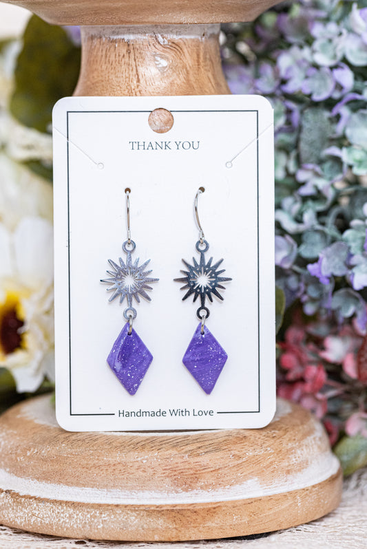 Violetta nagyobb csüngős fülbevaló többféle formában, márványos lila színben