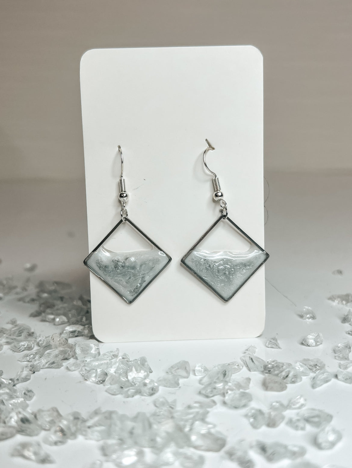 Geometriai mintás epoxi gyanta fülbevalók több formában és több színben