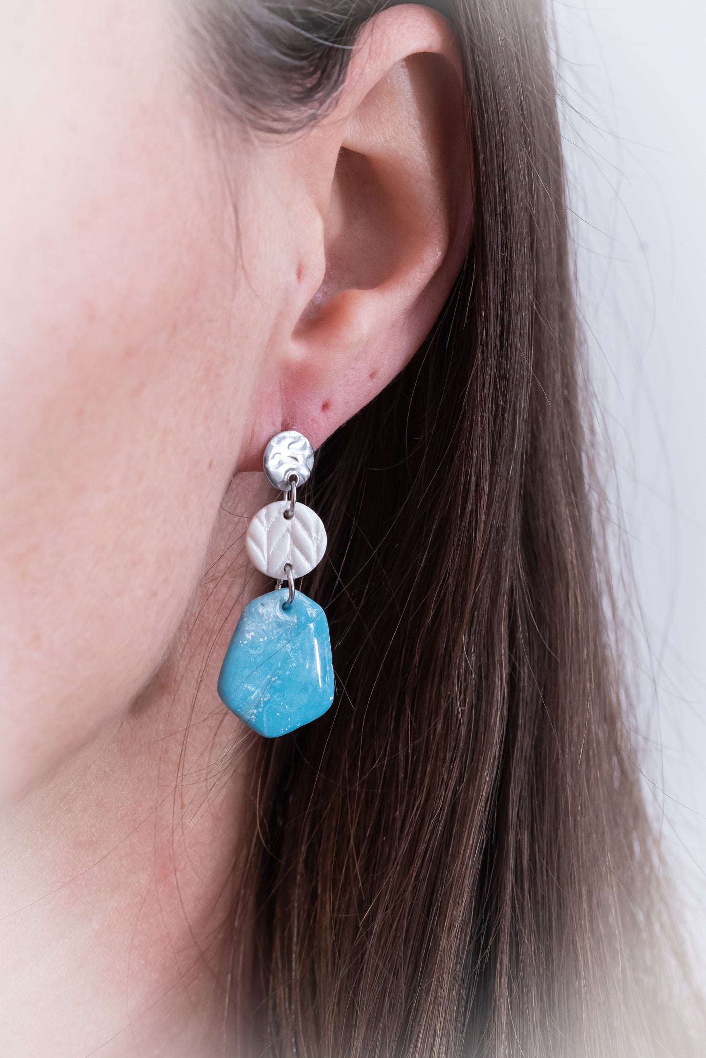 Winter Glow nagyobb csüngős fülbevaló világoskék márványos színben, több formában