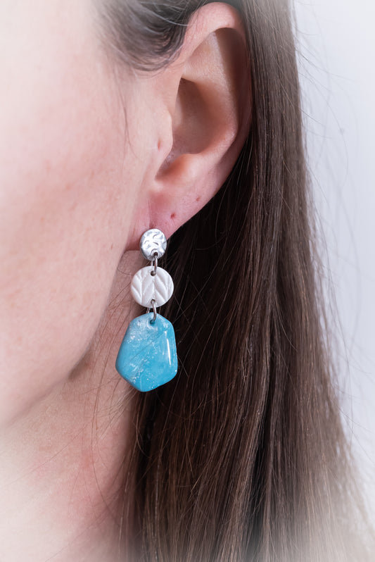 Winter Glow nagyobb csüngős fülbevaló világoskék márványos színben, több formában