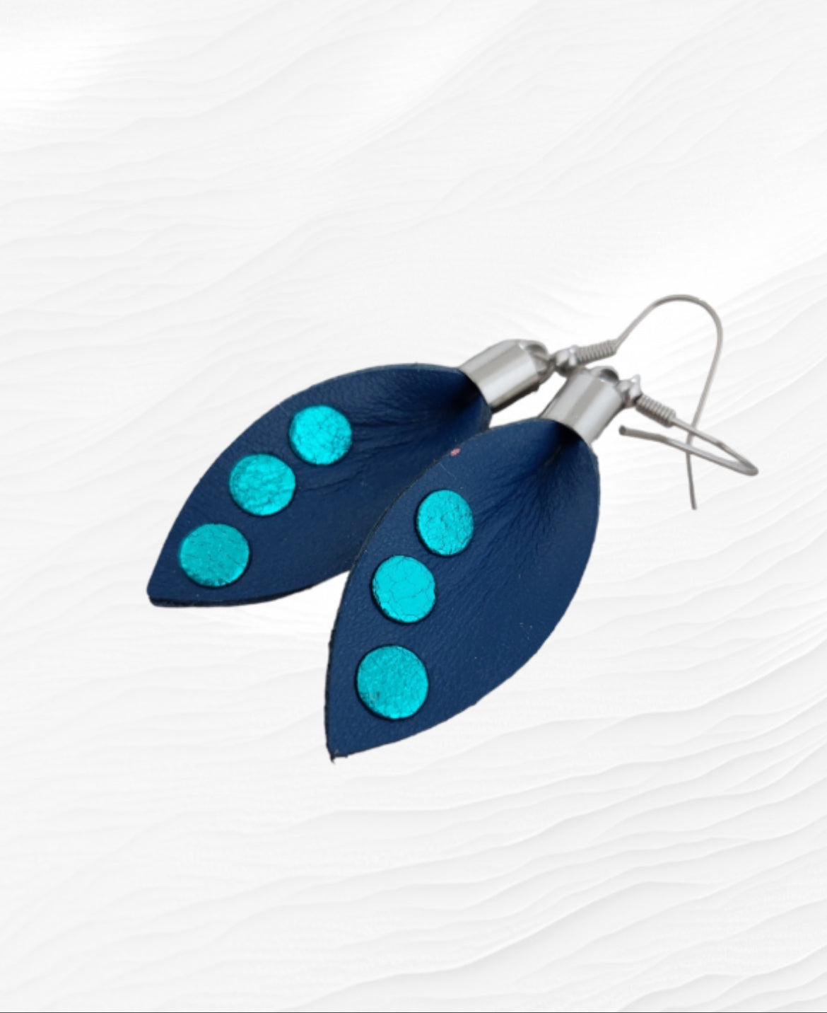 BORA FÜLBEVALÓ BŐR PÖTTYEL