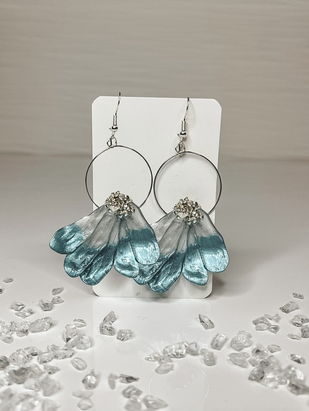 Virágszirmok fém karikán epoxi gyanta fülbevaló, több színben