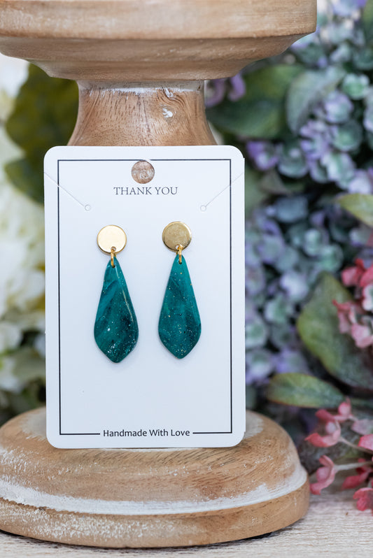 Emera kicsi csüngős fülbevaló többféle formában, márványos zöld színben