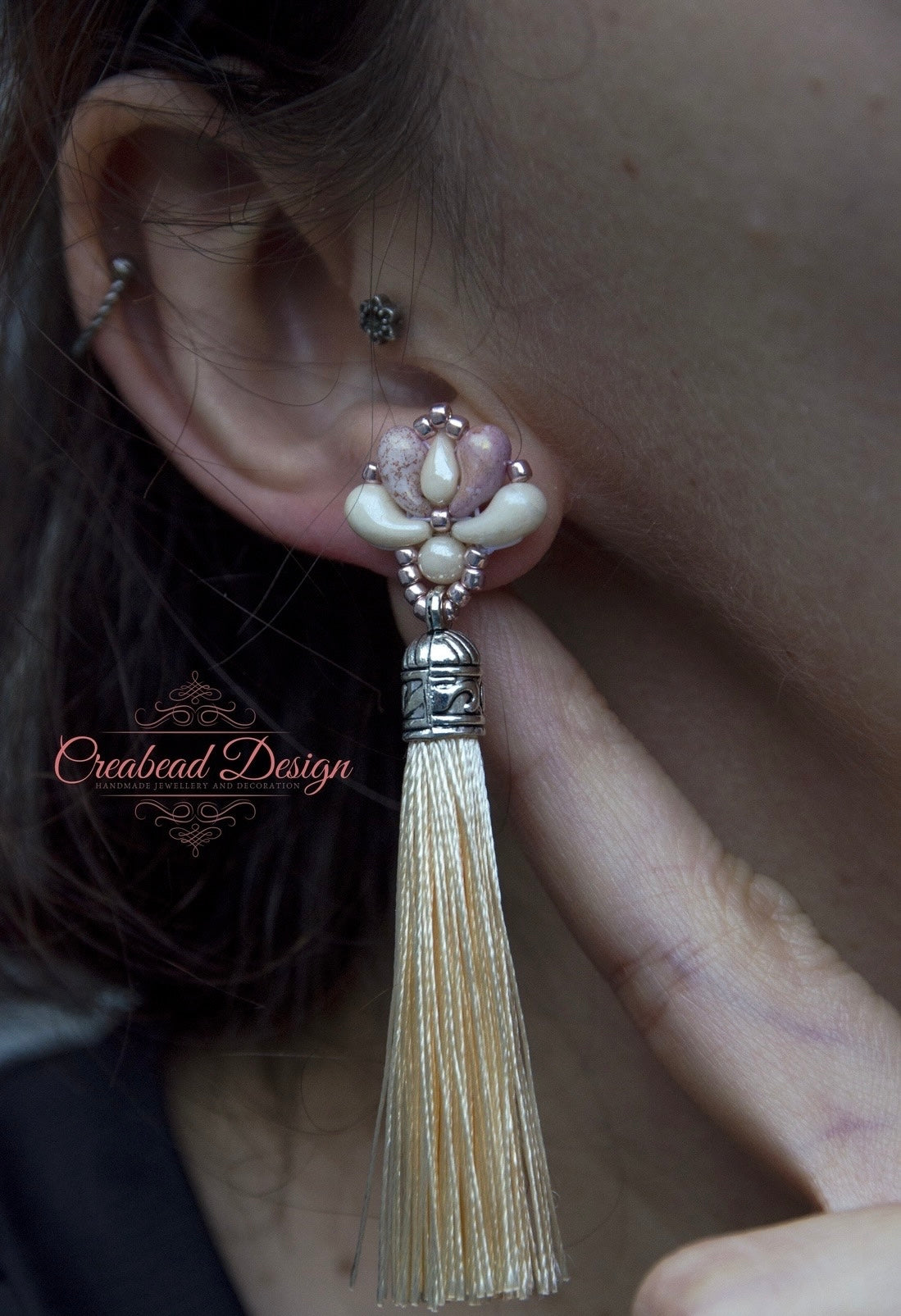 Közepes bojtos matyó tulipán fülbevaló több színben