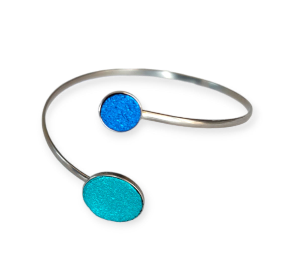 Nemesacél Karkötő Bőr pöttyökkel