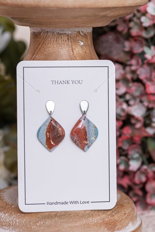 Terra Glow kicsi csüngős fülbevaló többféle formában, márványos színekben