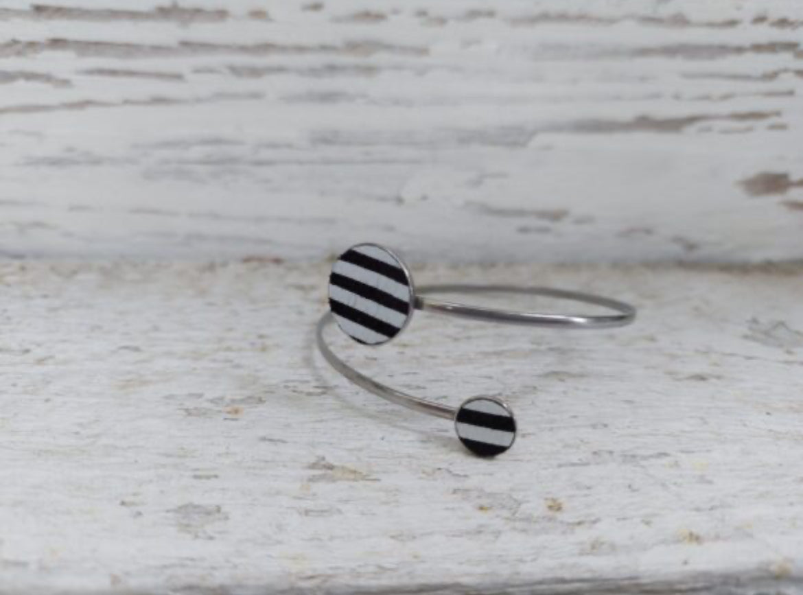 Nemesacél Karkötő Bőr pöttyökkel