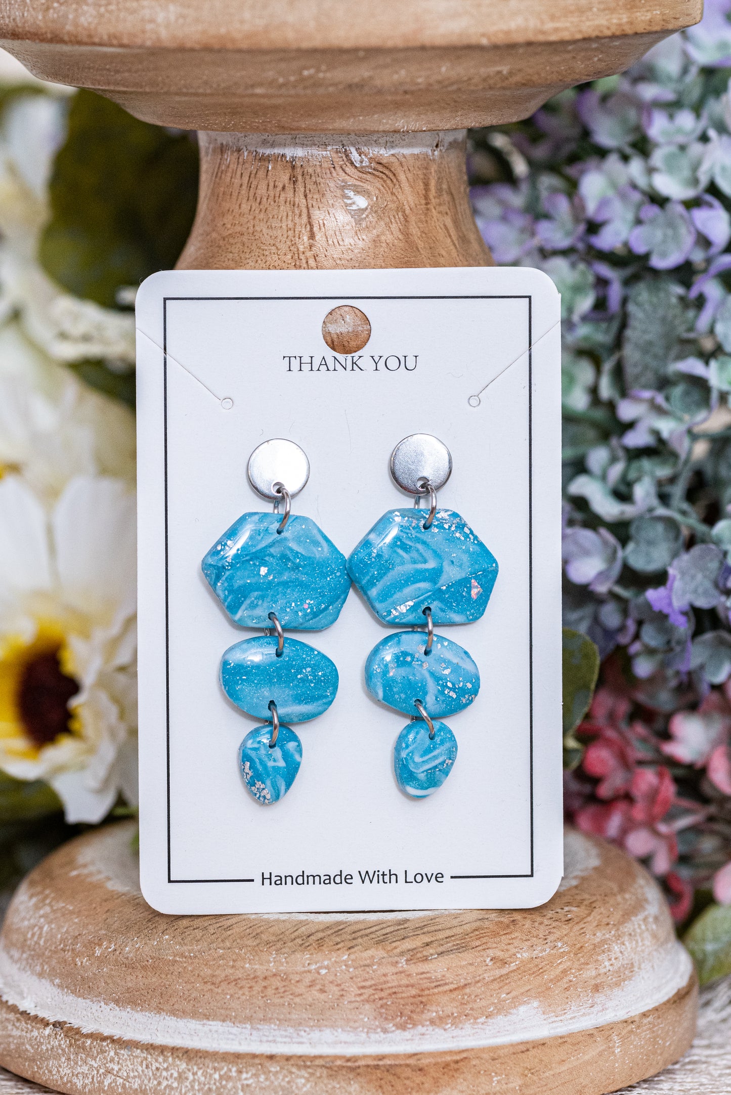 Azura nagyobb csüngős fülbevaló többféle formában, márványos kék színben