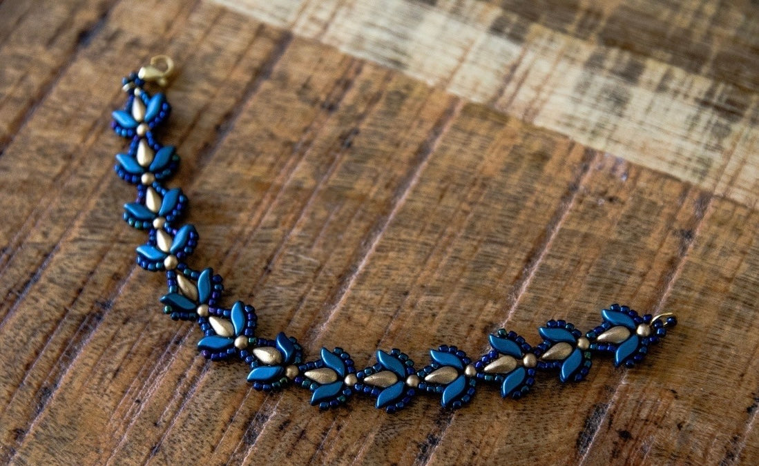 Elegáns tulipános karkötő