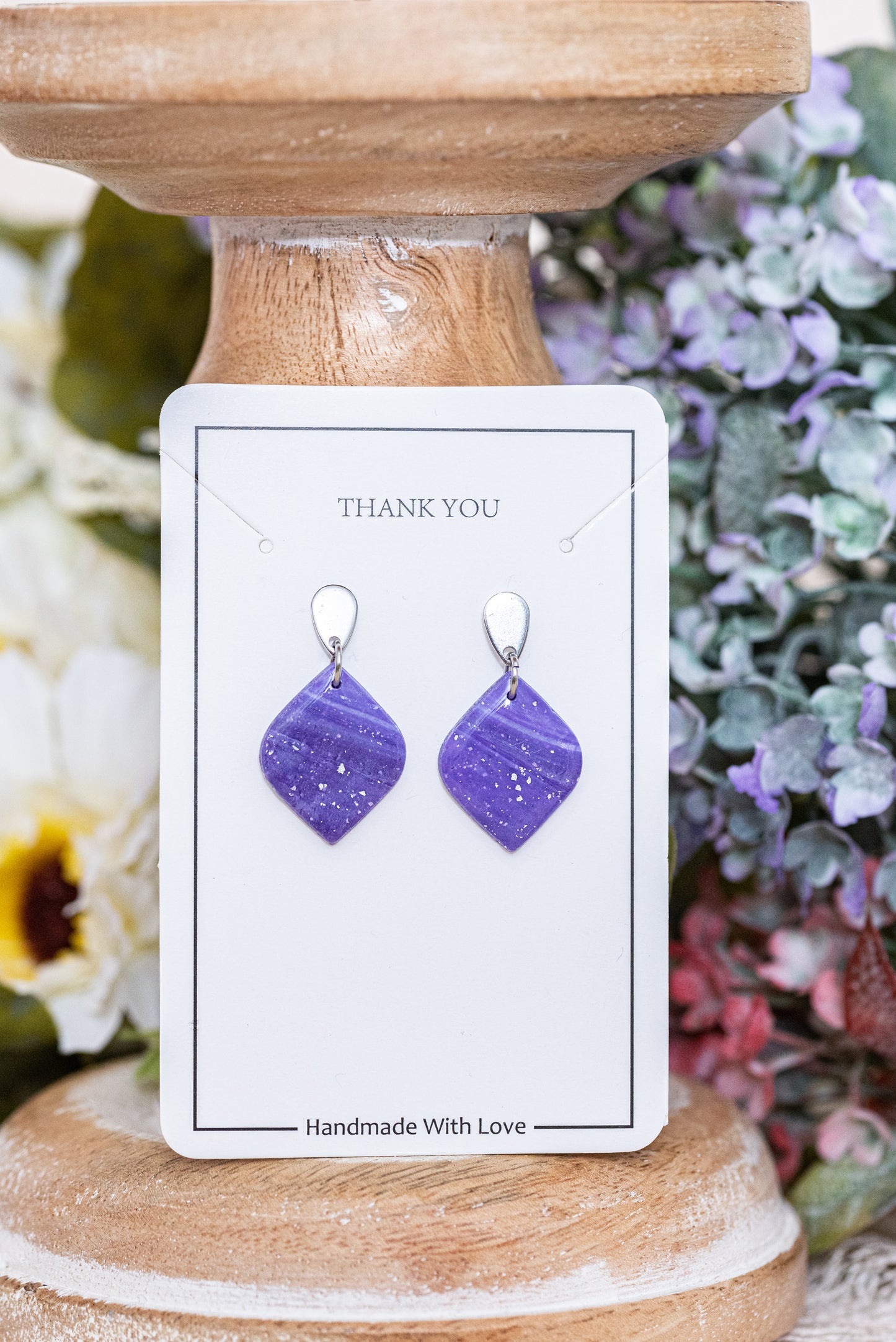 Violetta kicsi csüngős fülbevaló többféle formában, márványos lila színben