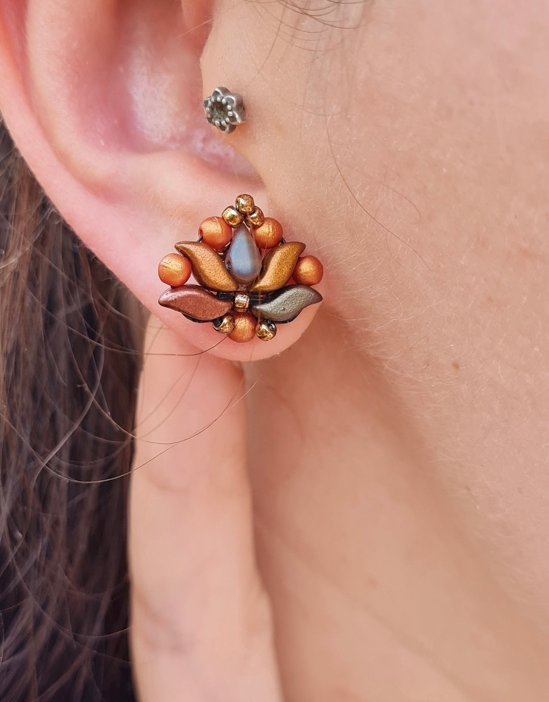 Bedugós matyórózsa stílusú fülbevaló több színben