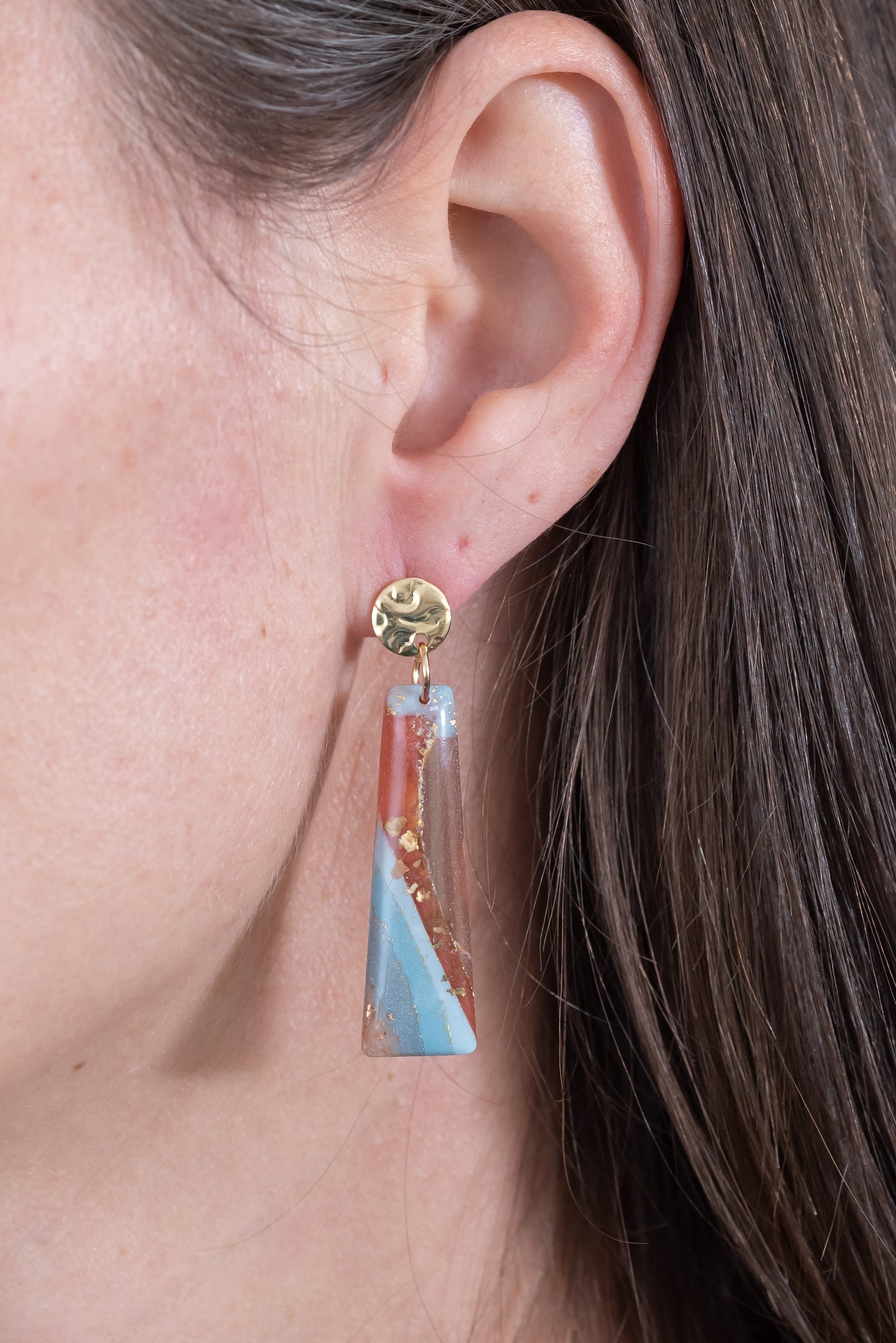 Terra Glow nagyobb csüngős fülbevaló többféle formában, márványos színekben