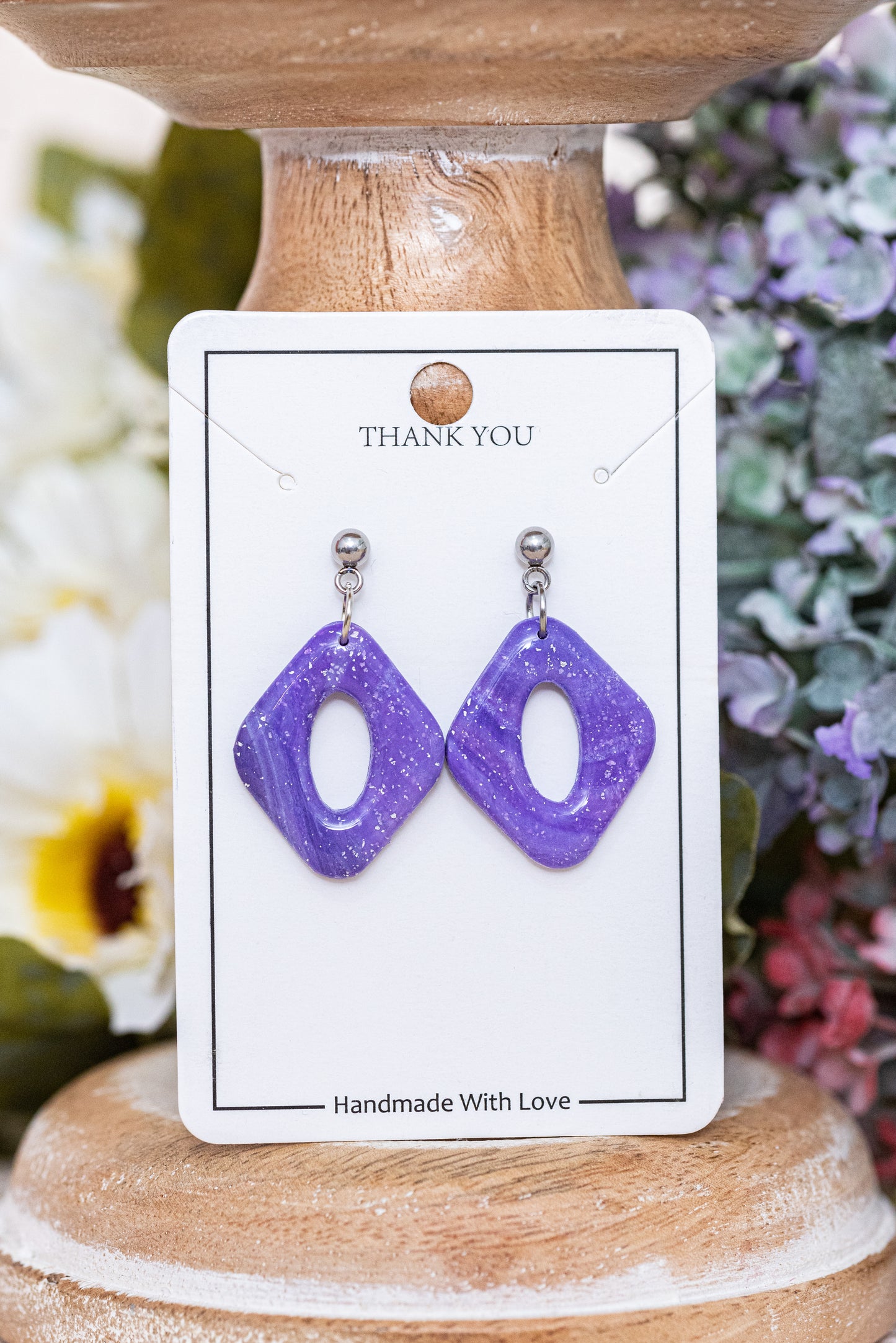 Violetta nagyobb csüngős fülbevaló többféle formában, márványos lila színben