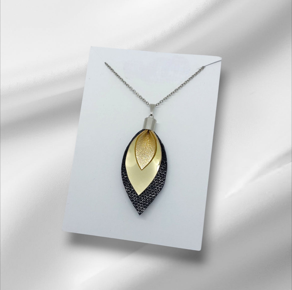 ORVOSI FÉM NYAKLÁNC, BŐR MEDÁLLAL