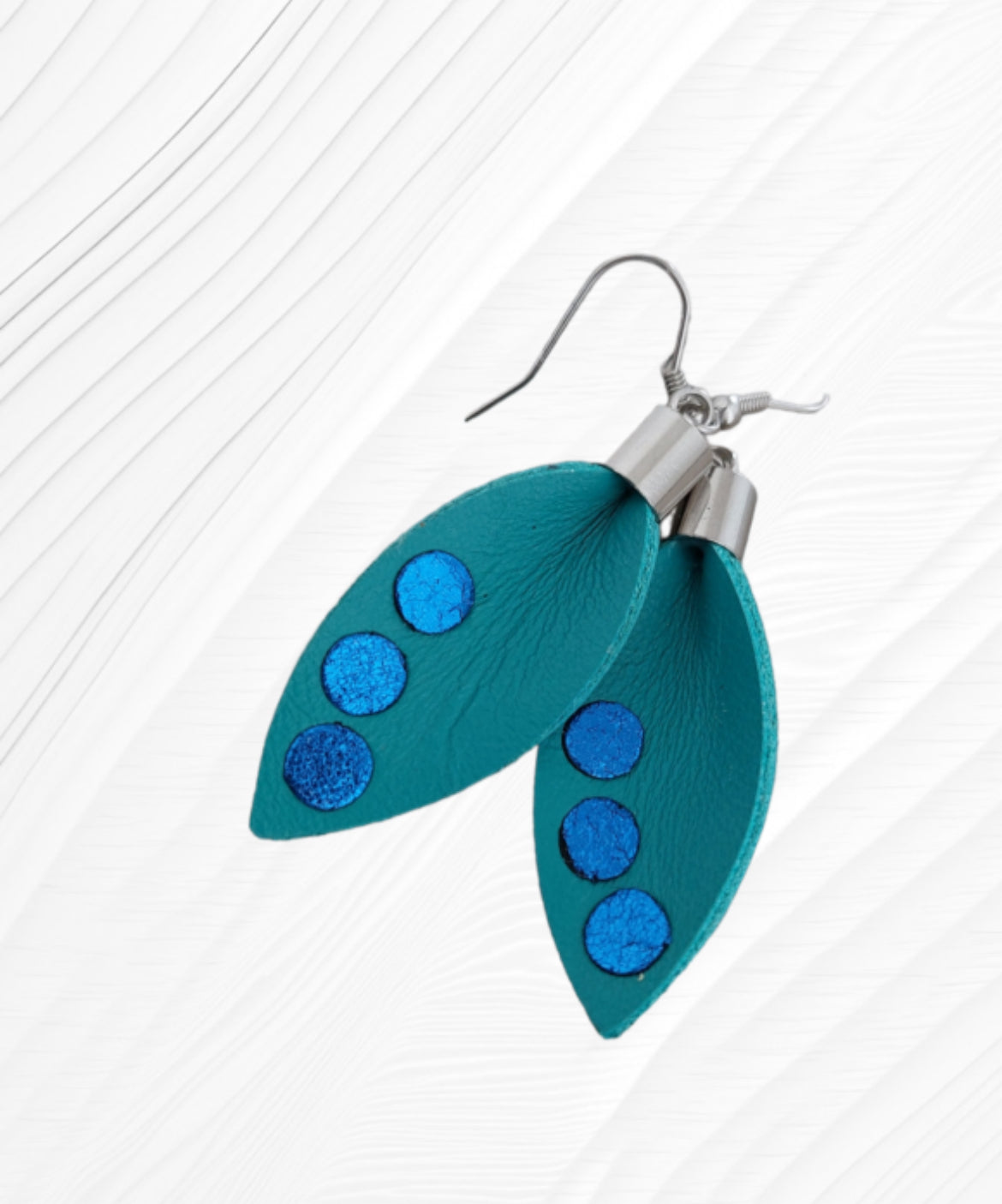 BORA FÜLBEVALÓ BŐR PÖTTYEL