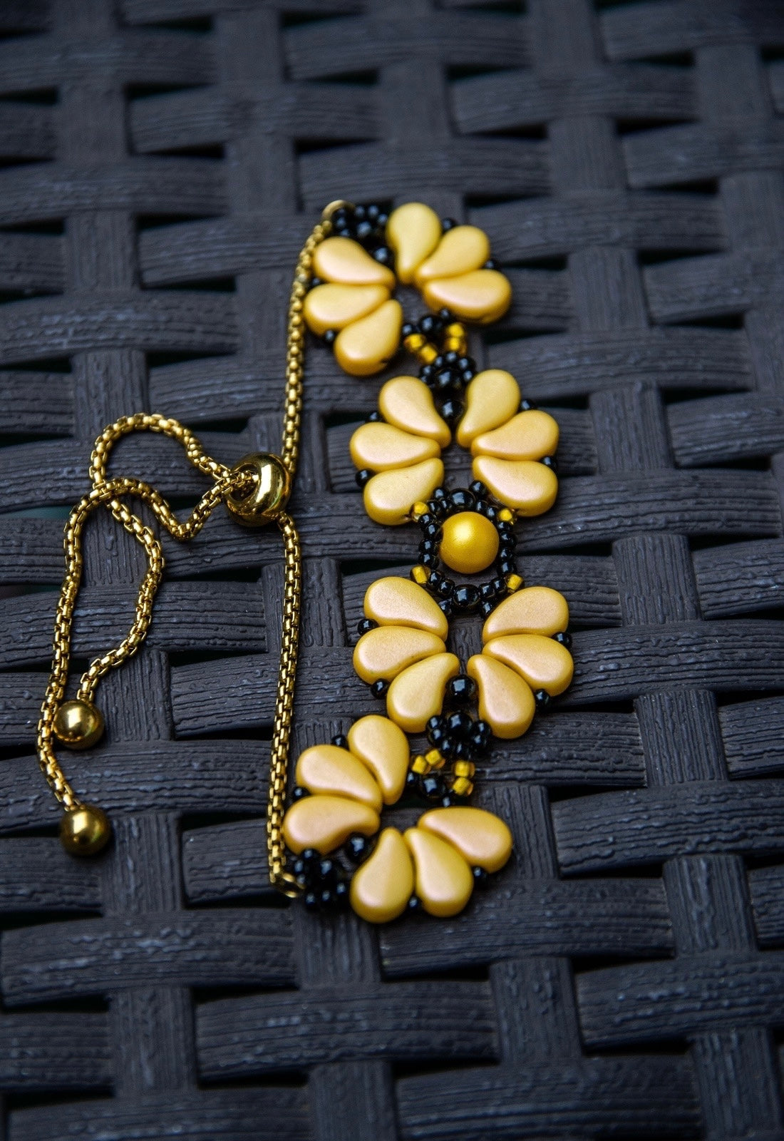 Matyó stílusú elegáns karkötő csúszócsomós lánccal