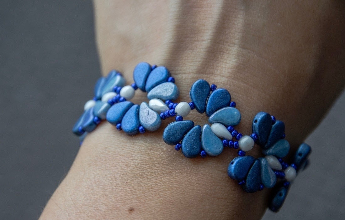 Matyó stílusú elegáns karkötő csúszócsomós lánccal