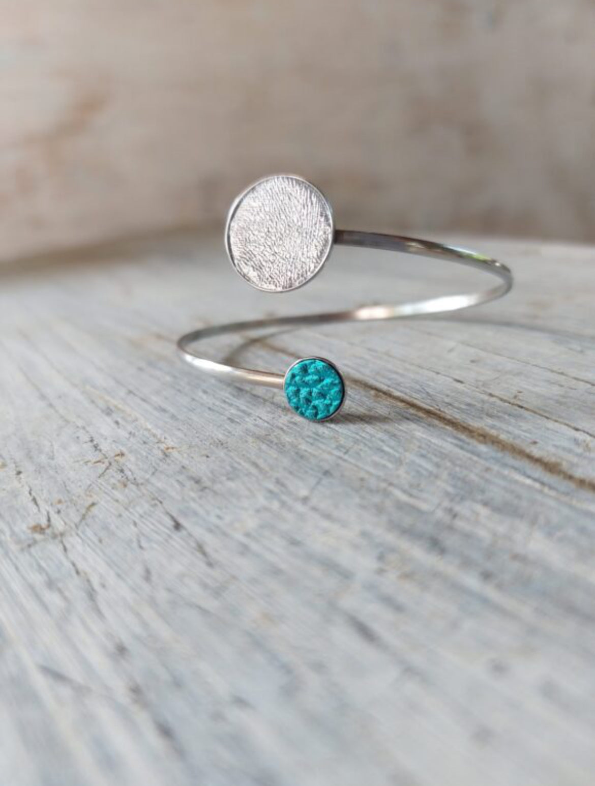 Nemesacél Karkötő Bőr pöttyökkel