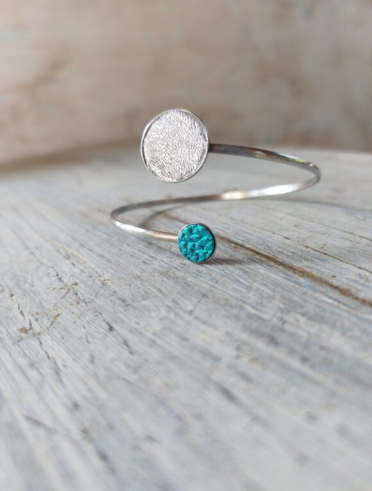 Nemesacél Karkötő Bőr pöttyökkel