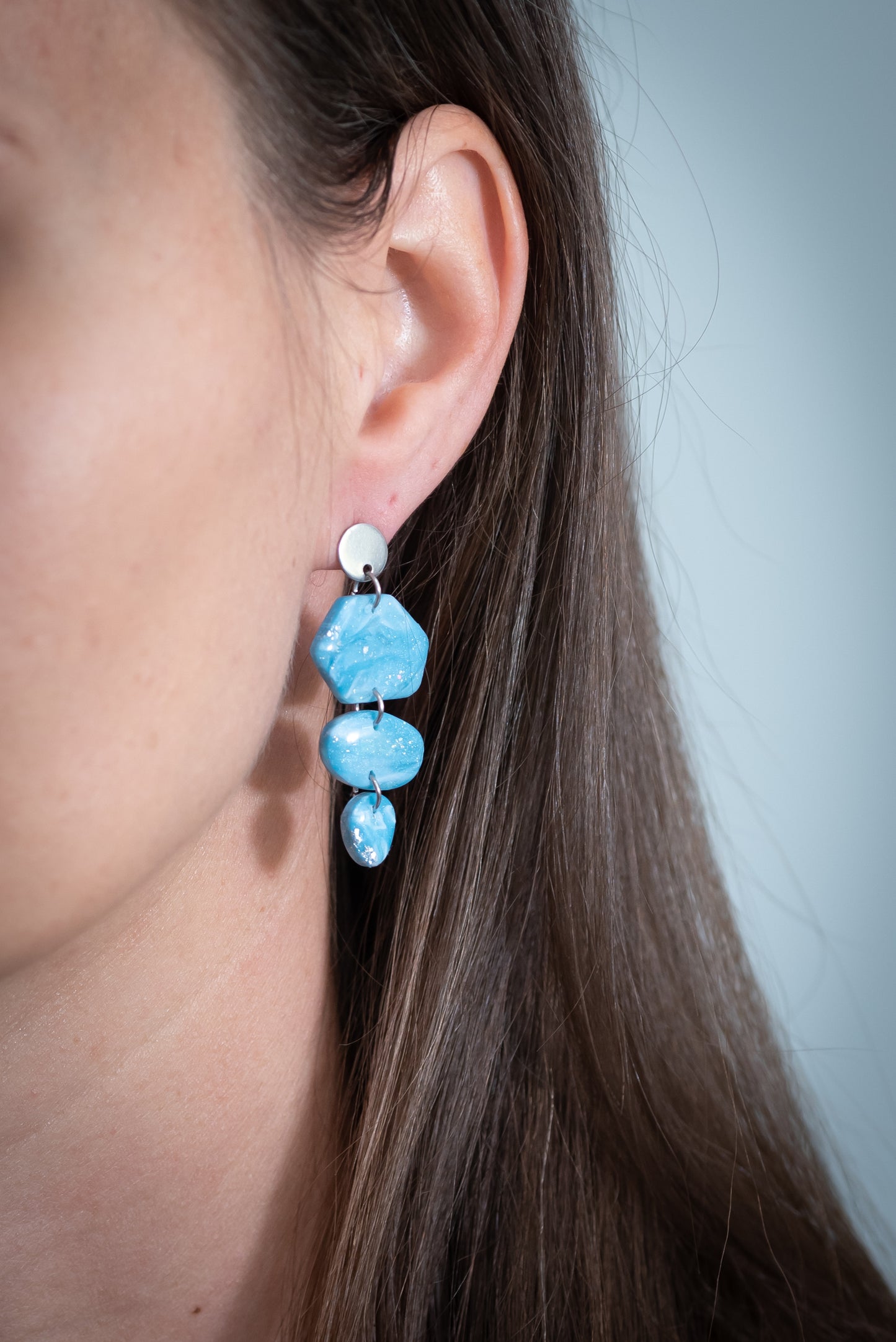 Azura nagyobb csüngős fülbevaló többféle formában, márványos kék színben