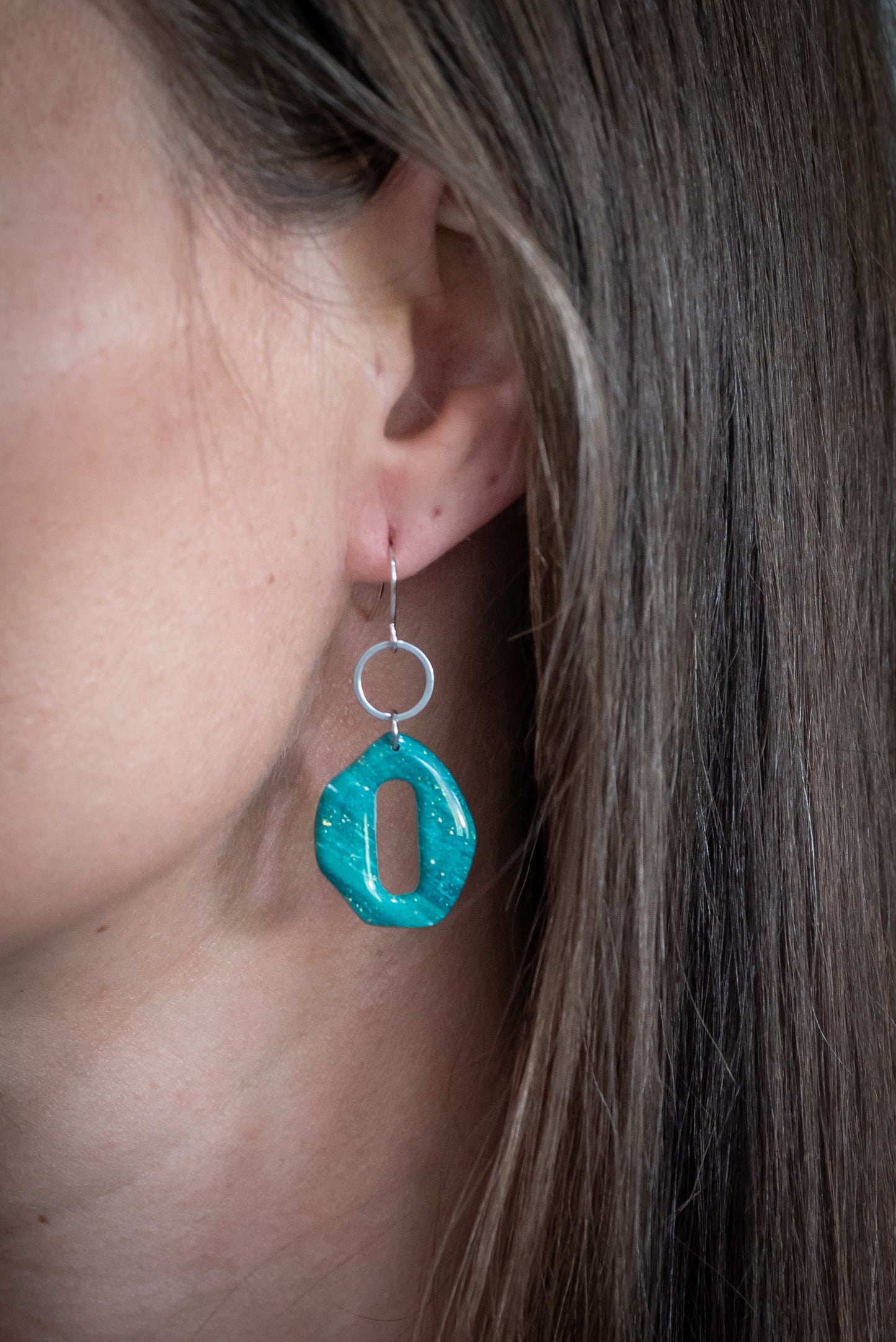 Emera nagyobb csüngős fülbevaló többféle formában, márványos zöld színben